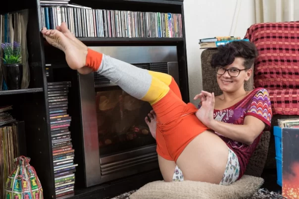 Tall leggy amateur Tallulah pulls on her big hairy pussy lips